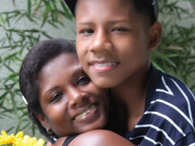 Dos niñas con cabellos muy largos, sonriendo para la cámara.